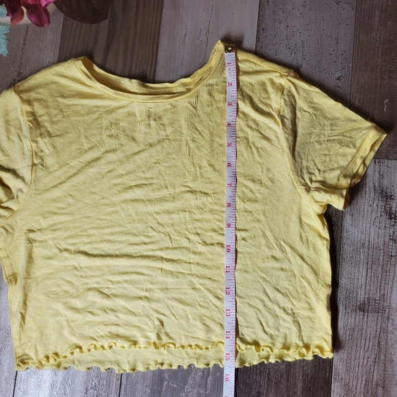 Pacsun Basics Lettuce Hem Crop Top Size Medium Pale Yellow EUC - Picture 4 of 14